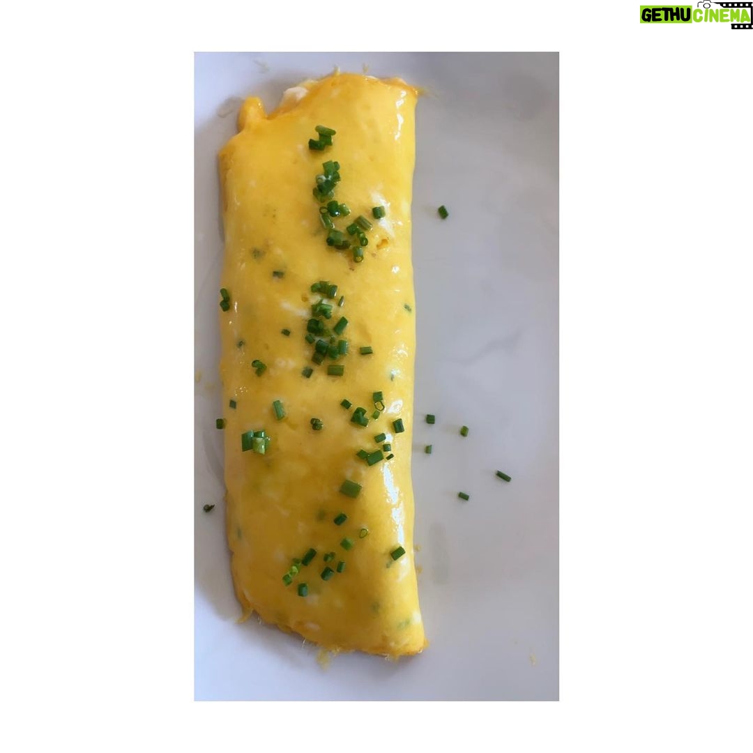 Minka Kelly Instagram - Behold the perfect French Omelette. Smooth, silky exterior with no browning cradling a tender, moist, soft-scrambled cheesy interior. A tidy package of finesse and delicacy. Voilá 💋