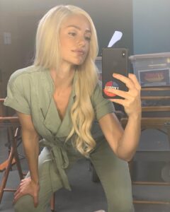 Minka Kelly Instagram - We’ve come a long way this wig and I. @_staciemerriman came along and showed us how its done. #CinchedandSecured #LAIDHUNTY 🕊 ps seasons 1&2 are on @hbomax