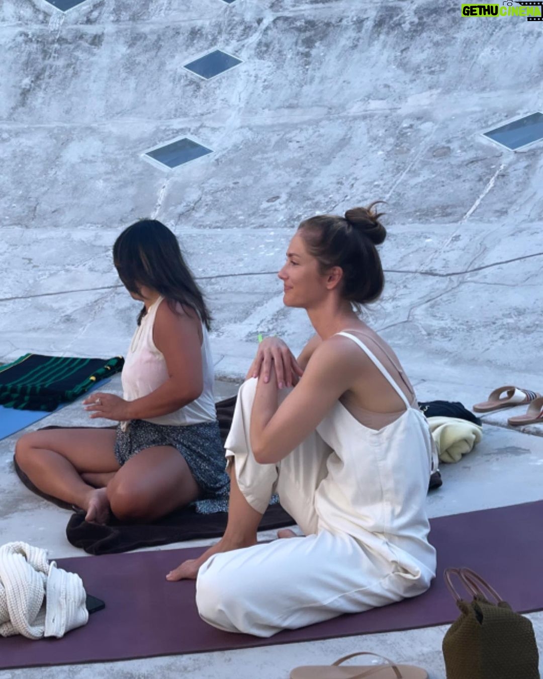 Minka Kelly Instagram - woke up from a dream of a sound bath meditation at sunset in the copa. 😌🙏🏼 Copa del Sol