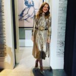 Minka Kelly Instagram - I would like to take a moment to express my excitement and utter delight that @drewbarrymore has her own talk show. That we get to hear all her wisdoms and perspectives on life, business and friendships. We get to learn alongside her and be inspired by all her curiosities and passionate thirst for knowledge on myriad subjects. In the short time I had the absolute the gift of working with her, I learned so much. She inspired and lifted me up and reminded me of my worth. It’s what she does so naturally with any and all women in her orbit. I used to be so scared and uncomfortable in my skin. I was someone who judged women who were free and lacked inhibition. It was something I didn’t understand and something I envied deeply. Women who were considered a ‘wild card’ because I grew up being embarrassed of my mother who was, in fact, a wild card. I was too focused on wishing she were like everyone else’s moms to see how lucky I was to have a mother that was a free spirit who didn’t care what anyone thought of her. She was free and fun and full of joy and excitement no matter the circumstance. She was a survivor. Now, some of my favorite women in the world are my wild cards. We should all aspire to be our most wildest card. One who lives life to the fullest, loves everyone around her as fully as she possibly can with every ounce of love her heart can give. With that comes a big risk of many heartbreaks throughout her life but oh the stories she will tell... Lest we forget the collateral beauty that is the result of heartbreak; the empathy, the wisdom, the compassion, the grace... Goodness I love a wild card. Drew taught me that. ❤️