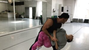 Minka Kelly Instagram - Anyone happen to catch @chellaman’s big episode streaming now?
Swipe to see @alanritchson and I rehearse a little number we got to do thanks to Jericho (Chella) and his Invasion Of The Body Snatchers abilities.
You killed it, Chella! ❤️🤟🏼
@dcutitans @thedcuniverse
