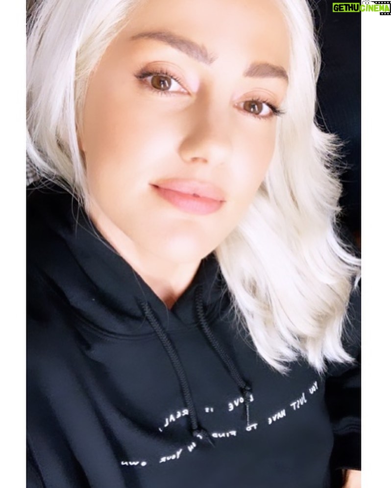 Minka Kelly Instagram - “Love is real. You just have to find it on your own terms” Love my @chellamanart hoodie so much! Visit the link in his bio to see his collection with Opening Ceremony. 🤟🏽❤️🧡💛💚 (It’s a wig. These were taken at work)