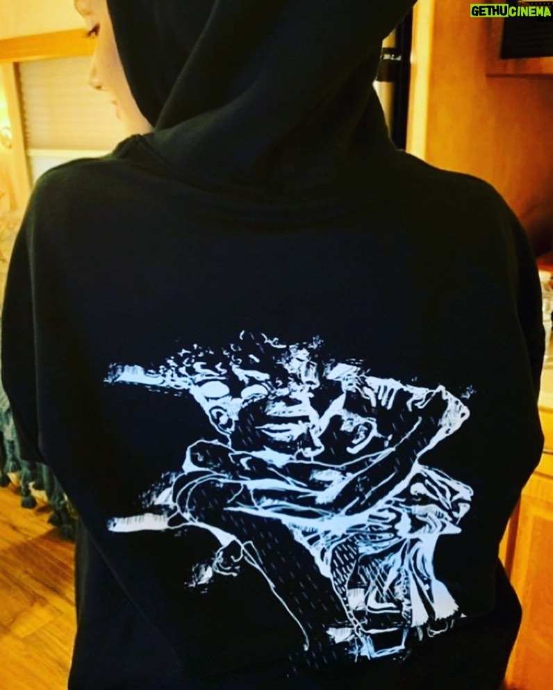Minka Kelly Instagram - “Love is real. You just have to find it on your own terms” Love my @chellamanart hoodie so much! Visit the link in his bio to see his collection with Opening Ceremony. 🤟🏽❤️🧡💛💚 (It’s a wig. These were taken at work)