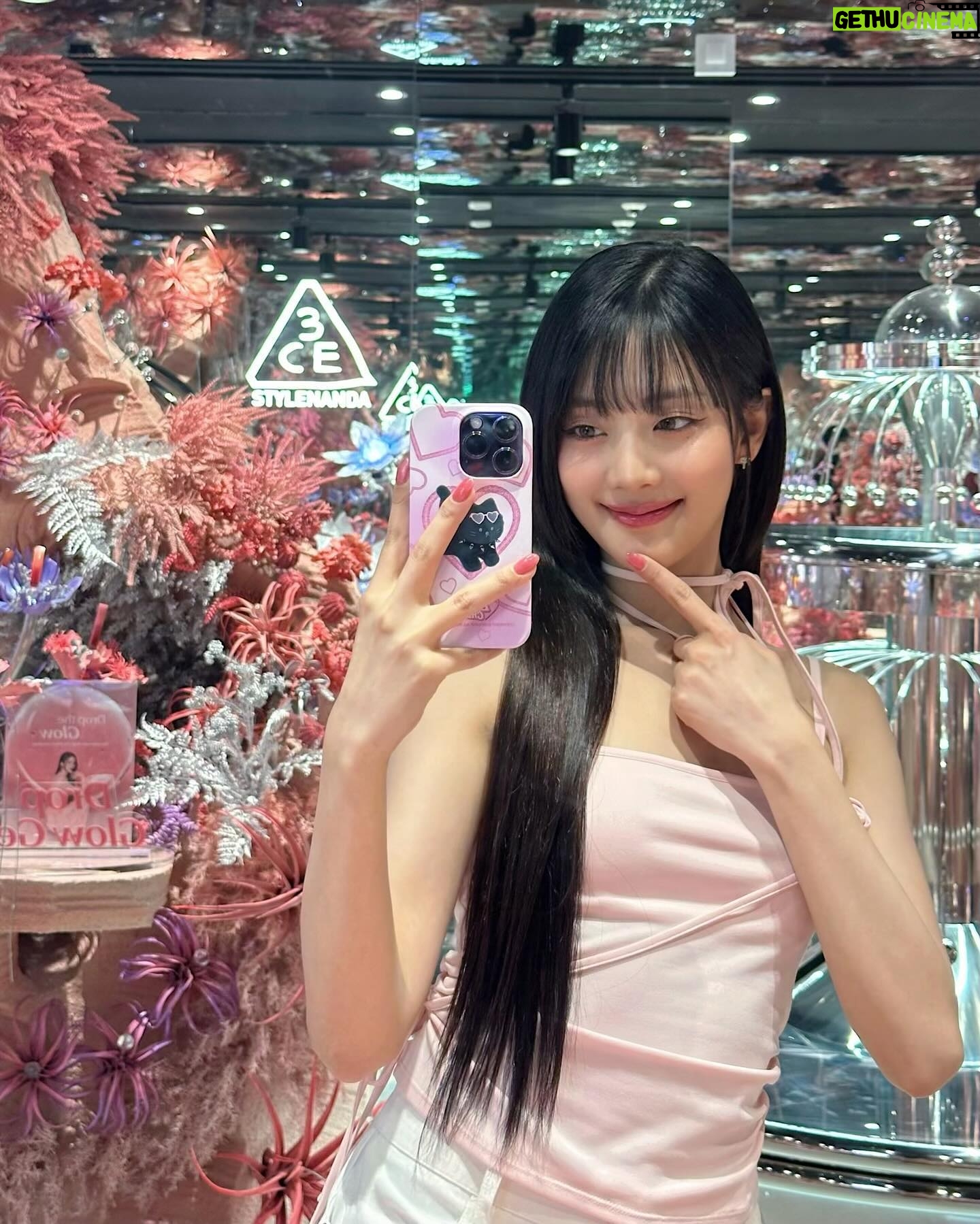 Minnie Instagram - Falling in love with this beautiful place! ๐3CE Pink Space Hotel๐ ๋ง์ด ๋๋ฌ ์ค์ธ์ฉ~