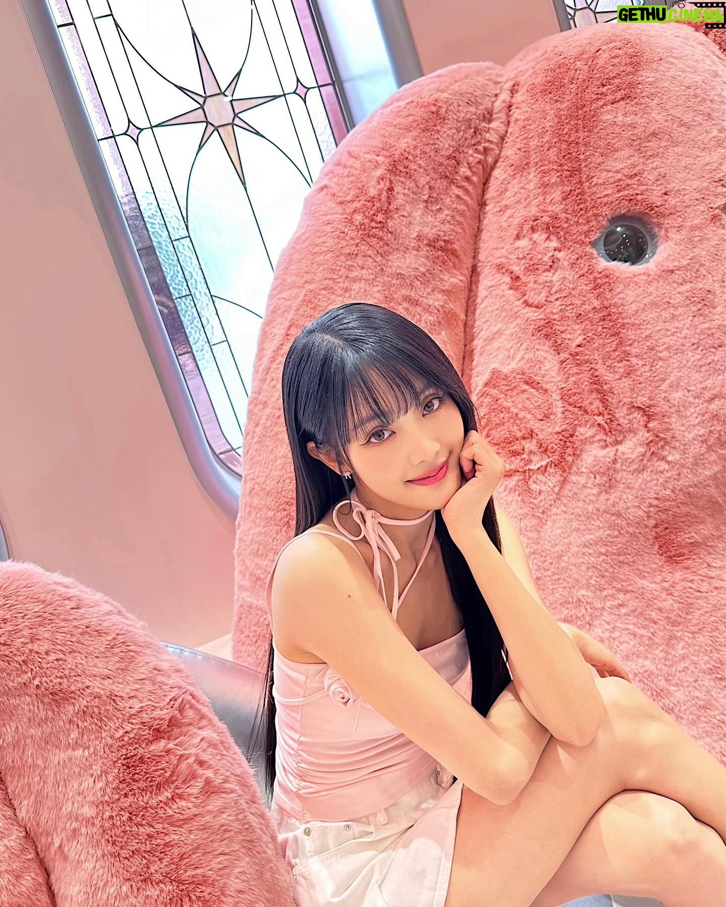 Minnie Instagram - Falling in love with this beautiful place! ๐3CE Pink Space Hotel๐ ๋ง์ด ๋๋ฌ ์ค์ธ์ฉ~