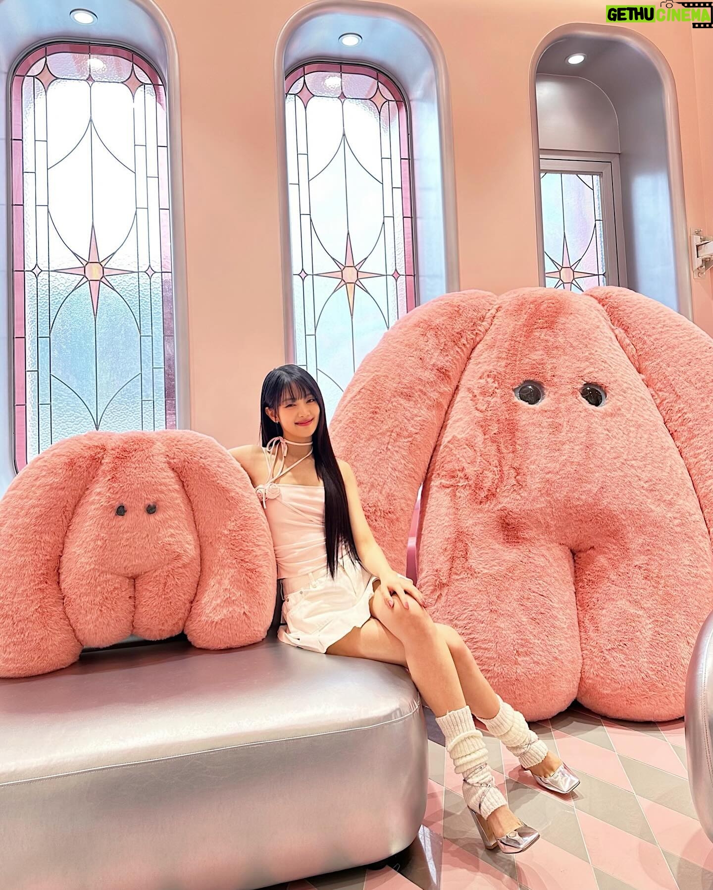 Minnie Instagram - Falling in love with this beautiful place! ๐3CE Pink Space Hotel๐ ๋ง์ด ๋๋ฌ ์ค์ธ์ฉ~