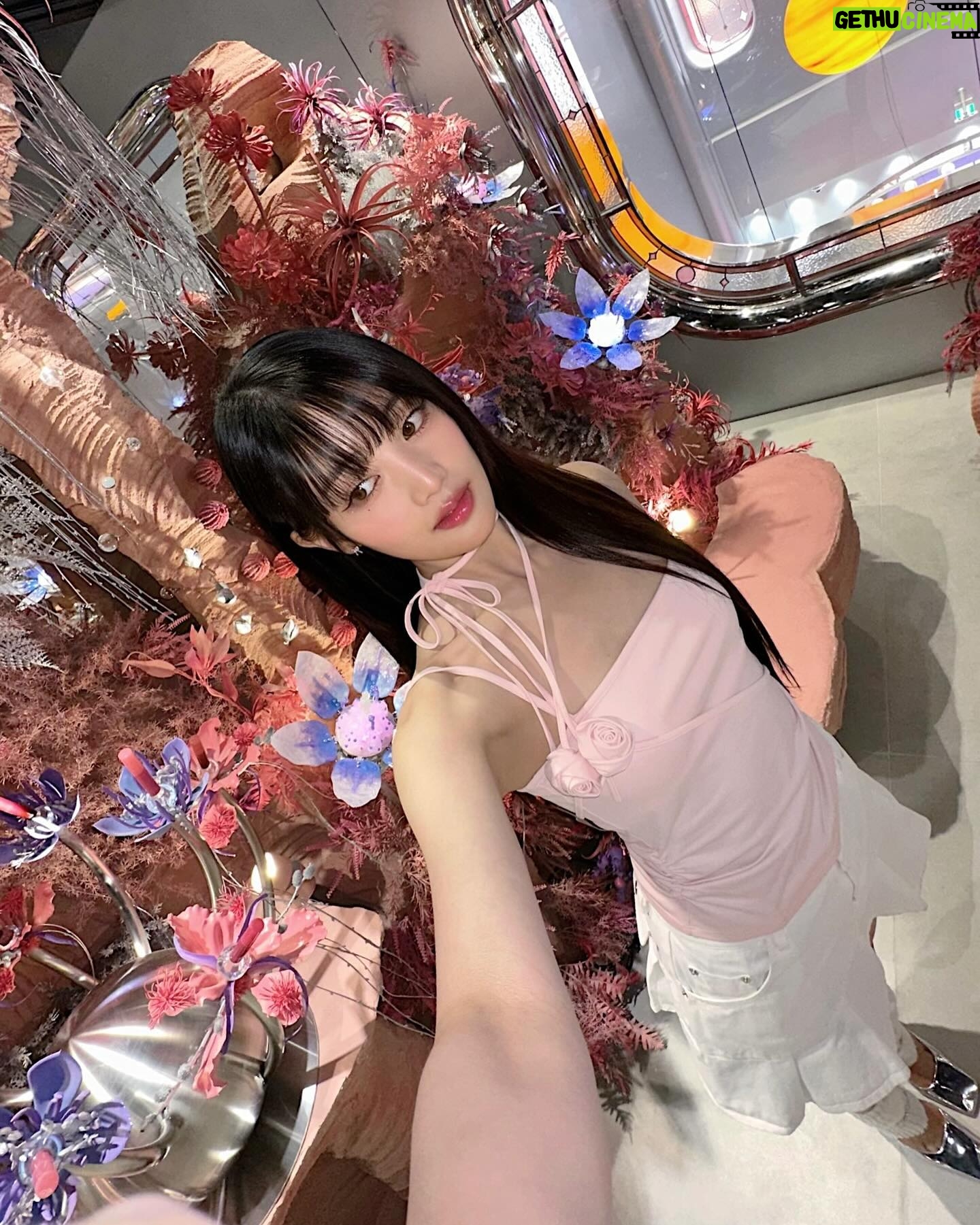 Minnie Instagram - Falling in love with this beautiful place! ๐3CE Pink Space Hotel๐ ๋ง์ด ๋๋ฌ ์ค์ธ์ฉ~