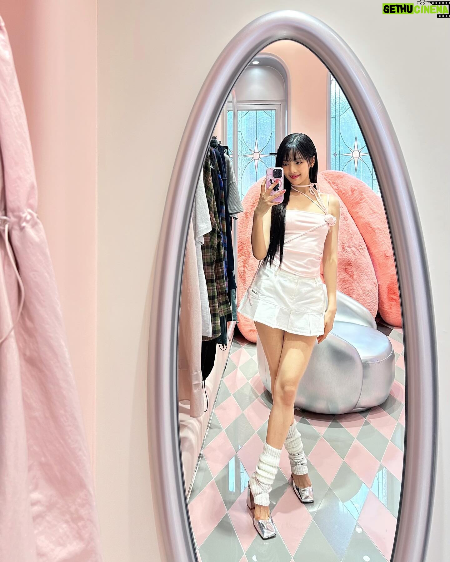 Minnie Instagram - Falling in love with this beautiful place! ๐3CE Pink Space Hotel๐ ๋ง์ด ๋๋ฌ ์ค์ธ์ฉ~