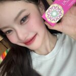 Mint Suchada Sonpan Instagram – มาเปิดแววตาลายใหม่ ที่ให้ลุคสดใส ขี้เล่น ด้วยคอนแทคเลนส์สีรายเดือน บอช แอนด์ ลอมบ์ ลาเซลล์ จูล #สีTopaz Brown กันค่ะ❤️🫰🏼💐

#เปิดแววตาลายใหม่ #เปิดตัวตนที่หลากหลาย #ไว้ลายให้แววตา #BauschandLombLacelle #BauschandLomb #SeeBetterLiveBetter #คอนแทคเลนส์สี #คอนแทคเลนส์สีรายเดือน
