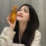 Mint Suchada Sonpan Instagram - #เคล็ดลับผมผี พูดไปรอบที่ร้อย ว่าน้องคนนี้เค้าดีจริงๆ 🧖🏻‍♀️💐 คู่หูผมสวยยยที่ขาดไม่ได้ L’Oreal Paris Elseve Extraordinary oil ที่ใช้จริง ใช้อยู่และใช้ตลอดไป เพราะเค้ามีส่วนผสมจากน้ำมันสกัด 6 ชนิดช่วยบำรุงผมอย่างล้ำลึก ใช้แค่ 1 ปั๊ม ผมก็สวย ไม่ชี้ฟู ไม่ทำให้ผมมัน ที่สำคัญ กลิ่นหอมสุดๆ อย่าลืมไปซื้อกันน้า #LorealParisTH