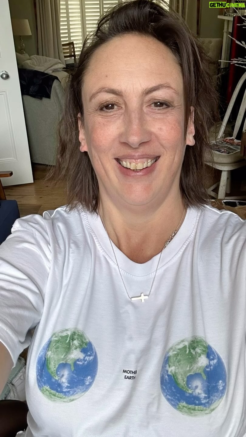 Miranda Hart Instagram - My ‘niece’ from film Emma @amberandergram designed this fab tee for @wwf @wwf_uk World boobs. Hopefully there’s still some available… great way to support World Wildlife Fund and all the brilliant work they do ❤️🌎