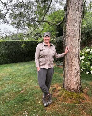 Miranda Hart Instagram - She’s smiling in the rain. 
She’s talking about herself in the third person. 
She’s wearing a new jacket that makes her feel like a cross between a gardener, a landgirl and Indiana Jones. 
 Important details of why I share here:-

British outerwear brand @TROYLondonUK has teamed up with @CountrysideFund by releasing a selection of their best-selling Tracker Jackets individually embroidered with The Prince’s Countryside Fund logo and donating £50 from each sale to the charity through the summer. These 100% cotton jackets are a great summer layer for those looking to support the vital work of the PCF to support farming businesses, rural enterprises, and provide training opportunities for young people.