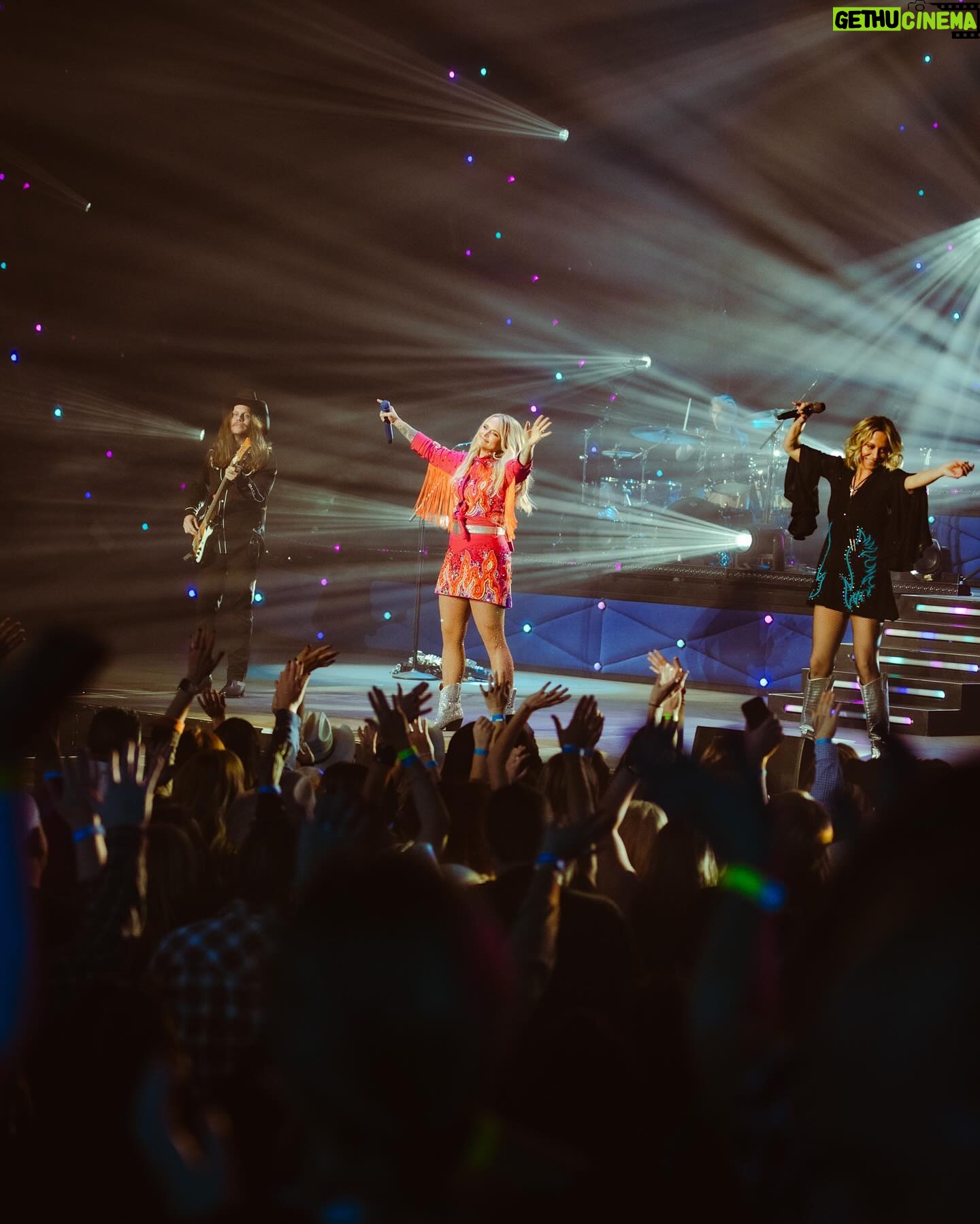 Miranda Lambert Instagram - Y’all showed Vegas why country music fans are the best this month. The energy at Velvet Rodeo was next level ✨ My final Vegas residency shows are March-April 2024. We’re gonna end big. Get tickets & come party with us 🖤🤠 📸 @moanilee , @juliadrummond Las Vegas, Nevada