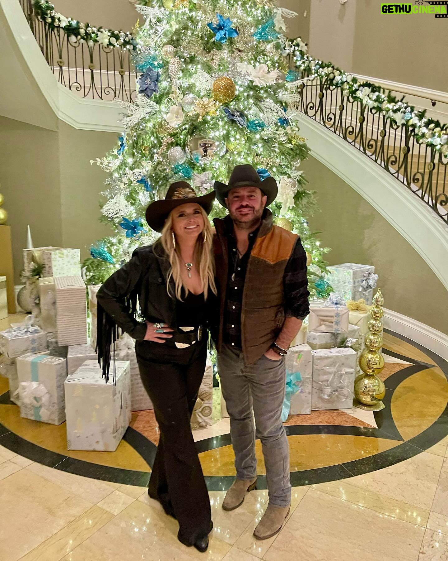 Miranda Lambert Instagram - š¤ š¤ Just some country pals actin up last night in Vegas! Thanks for inviting me out to sing with ya @laineywilson . Sure love you sister. š©·. Yāall we sang a song we wrote together with @lukedick called Good Horses. First time we have ever done it live and whew did gave me the chills. Canāt wait for this one. Also @wadebowen thanks for fillinā in for @brendanjmcloughlin and being my date to watch Lainey show em how itās done. We might have had a little too much fun cause we started āwritinā songsā backstage. See last slide. I promise weāre songwritersš š¶ āI donāt owe joe jack shit. šš One more Velvet Rodeo tonight. Giddy up Vegas! šø @erickfrost @cece_dawson
