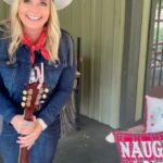 Miranda Lambert Instagram – the bees got buzzed 🥃 Content is hard 😂😂 @wandajunehome

🎥 @brendanjmcloughlin
