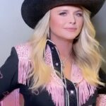 Miranda Lambert Instagram - This ain’t my first velvet rodeo. Round 5. Show 1. 😘 💄 @moanilee 💇‍♀️ @davynewkirk 👗 @tiffanygiffordstyle 📸 @turnerrosen Las Vegas, Nevada