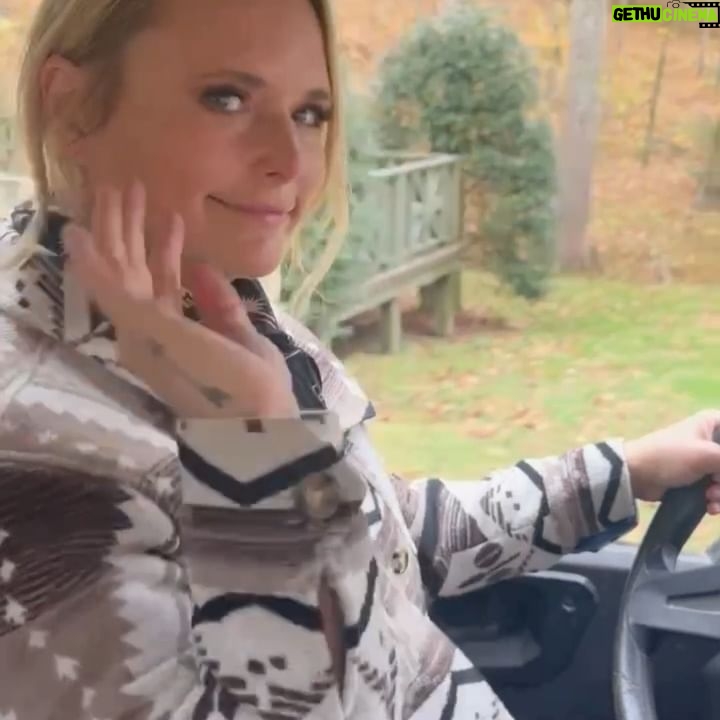 Miranda Lambert Instagram - Happy place π΄πΆπ€ Shacket, jeans and boots by @idyllwind