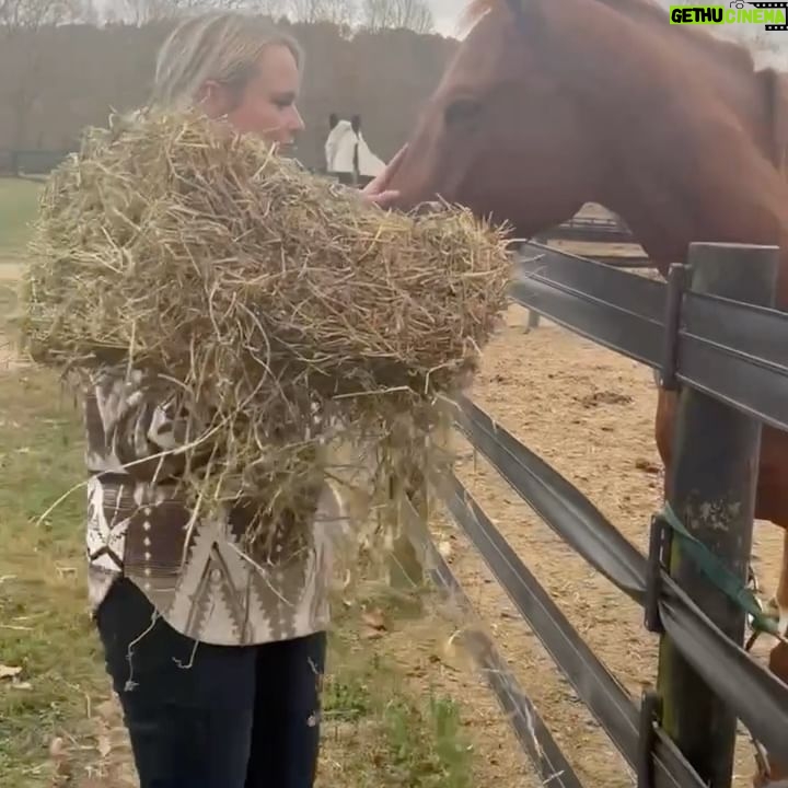 Miranda Lambert Instagram - Happy place π΄πΆπ€ Shacket, jeans and boots by @idyllwind