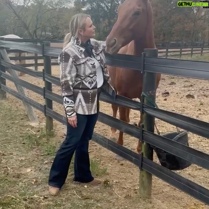 Miranda Lambert Instagram - Happy place π΄πΆπ€ Shacket, jeans and boots by @idyllwind