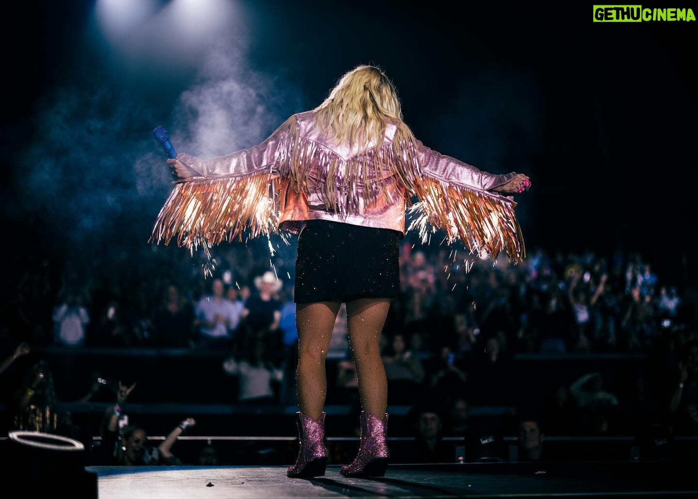 Miranda Lambert Instagram - This weekend at Velvet Rodeo had it all....a gender reveal, surprise guest, my party-lovin family was here, and yโall were on ๐ฅ๐ฅ๐ฅ. Told yโall we were going big for our last Las Vegas shows ๐ Only 2 more weekends left. ๐ธ @jeffjohnsonimages Las Vegas, Nevada