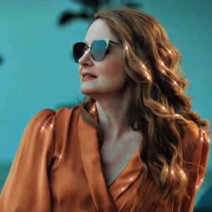 Miranda Otto Instagram - “I’m not here to do your emotional labor” ☀️ 👑💎💰🎬👠👗#sarabeasley  #theususualsuspects #sbs #livinginoblivion #bythesea