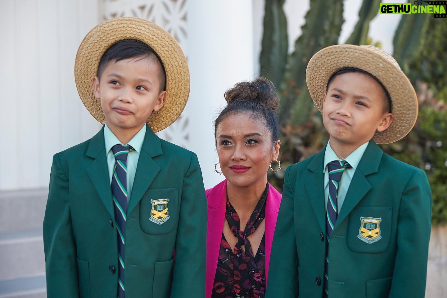 Miranda Otto Instagram - Audacity, guts, luck, but which one of these Unusual Suspects has the brains to pull this caper off? Find out tonight 830pm on SBS. #theunusualsuspects #itsprobablynotsara #sbs #raestiffedus πΎπ₯πππΌπ π΅ππ¦πΊππππ