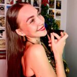 Miray Akay Instagram - EN GÜZEL YILLARIMIZDAN OLMASI DİLEĞİ İLE 2024 GÜZEL GEL 😍 HERKESE MUTLU YILLAR 🎄🧑‍🎄 👗 : @kiyafetbudur