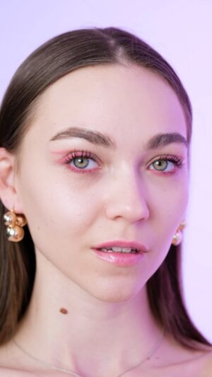 Miray Akay Instagram - Hadi gelin Maybelline New York ile gün boyu kalıcı, ışıltılı ve rengarenk yaz makyajını beraber yapalım🌸💓

@makyajsehirde 

#maybellinetr #işbirliği