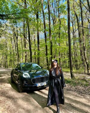 Miray Akay Instagram - Yol arkadaşım 🖤💛
@wishcarrental 
#işbirliği