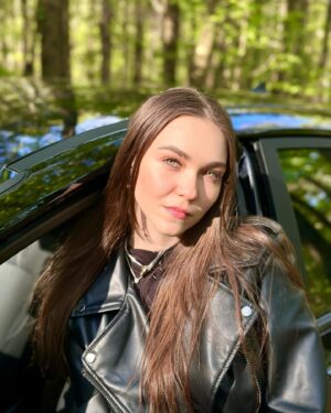 Miray Akay Instagram - Yol arkadaşım 🖤💛
@wishcarrental 
#işbirliği