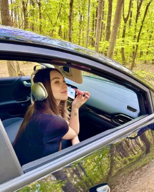 Miray Akay Instagram - Yol arkadaşım 🖤💛
@wishcarrental 
#işbirliği