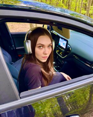 Miray Akay Instagram - Yol arkadaşım 🖤💛
@wishcarrental 
#işbirliği