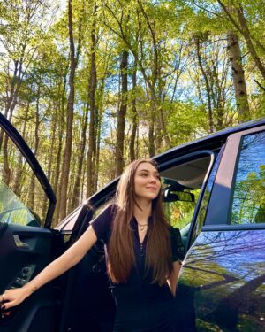 Miray Akay Instagram - Yol arkadaşım 🖤💛
@wishcarrental 
#işbirliği