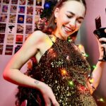 Miray Akay Instagram - EN GÜZEL YILLARIMIZDAN OLMASI DİLEĞİ İLE 2024 GÜZEL GEL 😍 HERKESE MUTLU YILLAR 🎄🧑‍🎄 👗 : @kiyafetbudur