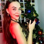 Miray Akay Instagram - EN GÜZEL YILLARIMIZDAN OLMASI DİLEĞİ İLE 2024 GÜZEL GEL 😍 HERKESE MUTLU YILLAR 🎄🧑‍🎄 👗 : @kiyafetbudur
