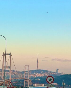 Miray Akay Instagram - Köprü trafiğinde yapılacak aktivite ;
FOTOĞRAF ÇEKİLMEK 😀
