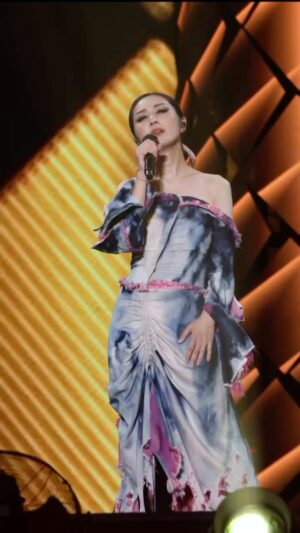 Miriam Yeung Chin-Wah Instagram - 常常有人問我：「那一首歌最能代表你自己？」我會想每一首歌都是，在我的人生年輪裏都有出現過，留下了印記。如果說到那一首歌最能代表當下的心情，必定是以下這一首。這首歌不但能表達出現階段的感覺，同時亦像生命裏的一道光，在這歌曲裏，我終於看到了星光，引領着我繼續勇敢地往前走，追求心中的夢想。我很想跟大家分享這首歌，分享這種正能量，讓我們一起努力好好生活做一個健康快樂的人。