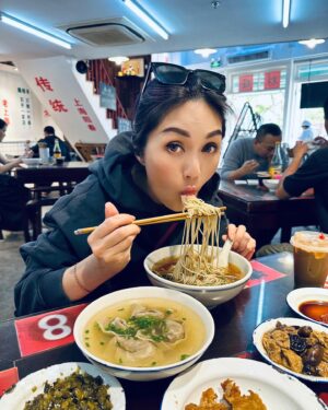 Miriam Yeung Chin-Wah Instagram - 演出時演出🎤休息時休息😴吃麵時吃麵🍜 #上海最愛的麵店 #逸桂禾 #陽春麵 #手打冰咖啡