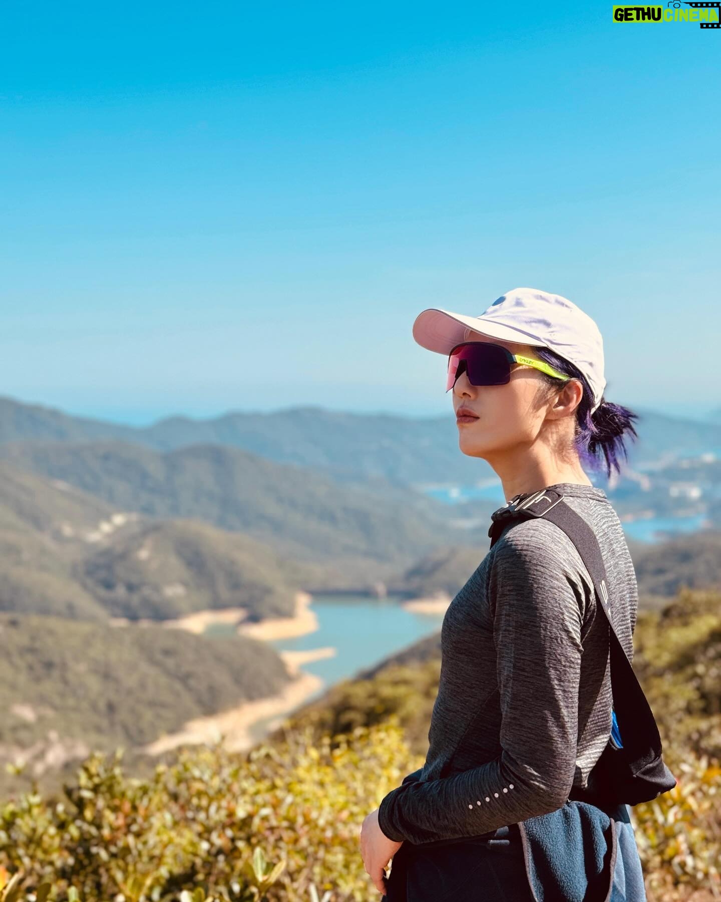 Miriam Yeung Chin-Wah Instagram - 年初三🐲 祝大家身體健康 心想事成 萬事如意 做自己鍾意嘅事 開開心心💜 Back to my track 人生路高高低低 過程有點不容易 但鍛練中提取到的養份 能強大「心肺功能」 轉化成能量供舞台上無限發揮 我們約定 情人節 澳門見 #mytreeofliveworldtour 🌳 #澳門站 2月14、15日