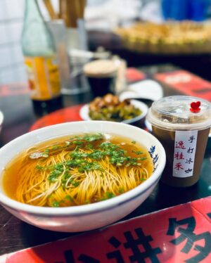 Miriam Yeung Chin-Wah Instagram - 演出時演出🎤休息時休息😴吃麵時吃麵🍜 #上海最愛的麵店 #逸桂禾 #陽春麵 #手打冰咖啡