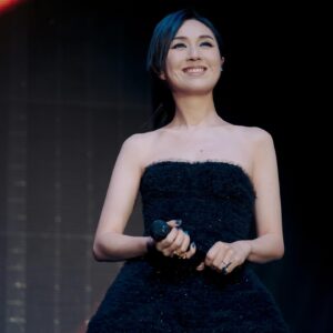 Miriam Yeung Chin-Wah Instagram - 沉澱了一天，遲來的感謝
人生的下半場正式開始，感謝過去，的確有千言萬語想分享，也只能盡在不言中，想說的已經在我的作品中表達了。My Tree of Live 就是人生下半場的一個序幕，半百時光飛逝，但每1分每1秒都充滿回憶和意義，能夠在自己選擇的路上戰戰兢兢地走着，是幸福的。感謝音樂加持了我的人生，感謝每一位愛我的人，感謝我的知遇，感謝我的過去，很想做一些有意義的事。音樂是充滿愛的，也是非常大的能量，希望大家也會緊記着活着的美好。我們有心跳，就有希望，困難的時候緊記着，自己可以拯救自己，千萬不可以放棄自己，要好好愛惜自己，要堅信所有低潮的日子總有一天會過去。

同時亦感謝每一位到來生日限定音樂會的群英們，也感謝所有在線上登記了的歌迷們，很抱歉因為場地人數未能所有會員可以一起參與，但你們的祝福和心意我全部收到了。

最後感謝一班盡心盡力在我身後支持著我的團隊，很多製作人員、台燈聲、導演組、VJ、Key Art 設計、妝髪服團隊、公司同事們等等…謝謝你們與我一同迎接這個下半場的開始。永遠有下一次的，期待下一次的家庭聚會。
I love you all 💜

Make up: @lingchan_makeup _makeup
Hair: @hairby_cooney 
Outfit:@carolinaherrera @joycehk
Jewelry:  @vann_jewellery

#joycehk
#carolinaherrera 
#楊千嬅MEETYOUATTHEHALFWAY 
#MIRIAMMINICONCERT生日限定