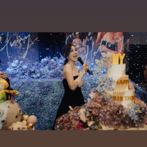 Miriam Yeung Chin-Wah Instagram - 沉澱了一天，遲來的感謝
人生的下半場正式開始，感謝過去，的確有千言萬語想分享，也只能盡在不言中，想說的已經在我的作品中表達了。My Tree of Live 就是人生下半場的一個序幕，半百時光飛逝，但每1分每1秒都充滿回憶和意義，能夠在自己選擇的路上戰戰兢兢地走着，是幸福的。感謝音樂加持了我的人生，感謝每一位愛我的人，感謝我的知遇，感謝我的過去，很想做一些有意義的事。音樂是充滿愛的，也是非常大的能量，希望大家也會緊記着活着的美好。我們有心跳，就有希望，困難的時候緊記着，自己可以拯救自己，千萬不可以放棄自己，要好好愛惜自己，要堅信所有低潮的日子總有一天會過去。

同時亦感謝每一位到來生日限定音樂會的群英們，也感謝所有在線上登記了的歌迷們，很抱歉因為場地人數未能所有會員可以一起參與，但你們的祝福和心意我全部收到了。

最後感謝一班盡心盡力在我身後支持著我的團隊，很多製作人員、台燈聲、導演組、VJ、Key Art 設計、妝髪服團隊、公司同事們等等…謝謝你們與我一同迎接這個下半場的開始。永遠有下一次的，期待下一次的家庭聚會。
I love you all 💜

Make up: @lingchan_makeup _makeup
Hair: @hairby_cooney 
Outfit:@carolinaherrera @joycehk
Jewelry:  @vann_jewellery

#joycehk
#carolinaherrera 
#楊千嬅MEETYOUATTHEHALFWAY 
#MIRIAMMINICONCERT生日限定