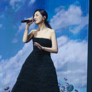 Miriam Yeung Chin-Wah Instagram - 沉澱了一天，遲來的感謝
人生的下半場正式開始，感謝過去，的確有千言萬語想分享，也只能盡在不言中，想說的已經在我的作品中表達了。My Tree of Live 就是人生下半場的一個序幕，半百時光飛逝，但每1分每1秒都充滿回憶和意義，能夠在自己選擇的路上戰戰兢兢地走着，是幸福的。感謝音樂加持了我的人生，感謝每一位愛我的人，感謝我的知遇，感謝我的過去，很想做一些有意義的事。音樂是充滿愛的，也是非常大的能量，希望大家也會緊記着活着的美好。我們有心跳，就有希望，困難的時候緊記着，自己可以拯救自己，千萬不可以放棄自己，要好好愛惜自己，要堅信所有低潮的日子總有一天會過去。

同時亦感謝每一位到來生日限定音樂會的群英們，也感謝所有在線上登記了的歌迷們，很抱歉因為場地人數未能所有會員可以一起參與，但你們的祝福和心意我全部收到了。

最後感謝一班盡心盡力在我身後支持著我的團隊，很多製作人員、台燈聲、導演組、VJ、Key Art 設計、妝髪服團隊、公司同事們等等…謝謝你們與我一同迎接這個下半場的開始。永遠有下一次的，期待下一次的家庭聚會。
I love you all 💜

Make up: @lingchan_makeup _makeup
Hair: @hairby_cooney 
Outfit:@carolinaherrera @joycehk
Jewelry:  @vann_jewellery

#joycehk
#carolinaherrera 
#楊千嬅MEETYOUATTHEHALFWAY 
#MIRIAMMINICONCERT生日限定
