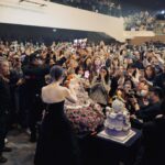 Miriam Yeung Chin-Wah Instagram - 沉澱了一天，遲來的感謝 人生的下半場正式開始，感謝過去，的確有千言萬語想分享，也只能盡在不言中，想說的已經在我的作品中表達了。My Tree of Live 就是人生下半場的一個序幕，半百時光飛逝，但每1分每1秒都充滿回憶和意義，能夠在自己選擇的路上戰戰兢兢地走着，是幸福的。感謝音樂加持了我的人生，感謝每一位愛我的人，感謝我的知遇，感謝我的過去，很想做一些有意義的事。音樂是充滿愛的，也是非常大的能量，希望大家也會緊記着活着的美好。我們有心跳，就有希望，困難的時候緊記着，自己可以拯救自己，千萬不可以放棄自己，要好好愛惜自己，要堅信所有低潮的日子總有一天會過去。 同時亦感謝每一位到來生日限定音樂會的群英們，也感謝所有在線上登記了的歌迷們，很抱歉因為場地人數未能所有會員可以一起參與，但你們的祝福和心意我全部收到了。 最後感謝一班盡心盡力在我身後支持著我的團隊，很多製作人員、台燈聲、導演組、VJ、Key Art 設計、妝髪服團隊、公司同事們等等…謝謝你們與我一同迎接這個下半場的開始。永遠有下一次的，期待下一次的家庭聚會。 I love you all 💜 Make up: @lingchan_makeup _makeup Hair: @hairby_cooney Outfit:@carolinaherrera @joycehk Jewelry: @vann_jewellery #joycehk #carolinaherrera #楊千嬅MEETYOUATTHEHALFWAY #MIRIAMMINICONCERT生日限定