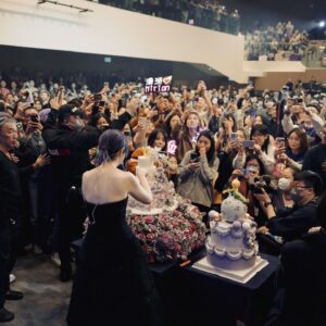 Miriam Yeung Chin-Wah Instagram - 沉澱了一天，遲來的感謝
人生的下半場正式開始，感謝過去，的確有千言萬語想分享，也只能盡在不言中，想說的已經在我的作品中表達了。My Tree of Live 就是人生下半場的一個序幕，半百時光飛逝，但每1分每1秒都充滿回憶和意義，能夠在自己選擇的路上戰戰兢兢地走着，是幸福的。感謝音樂加持了我的人生，感謝每一位愛我的人，感謝我的知遇，感謝我的過去，很想做一些有意義的事。音樂是充滿愛的，也是非常大的能量，希望大家也會緊記着活着的美好。我們有心跳，就有希望，困難的時候緊記着，自己可以拯救自己，千萬不可以放棄自己，要好好愛惜自己，要堅信所有低潮的日子總有一天會過去。

同時亦感謝每一位到來生日限定音樂會的群英們，也感謝所有在線上登記了的歌迷們，很抱歉因為場地人數未能所有會員可以一起參與，但你們的祝福和心意我全部收到了。

最後感謝一班盡心盡力在我身後支持著我的團隊，很多製作人員、台燈聲、導演組、VJ、Key Art 設計、妝髪服團隊、公司同事們等等…謝謝你們與我一同迎接這個下半場的開始。永遠有下一次的，期待下一次的家庭聚會。
I love you all 💜

Make up: @lingchan_makeup _makeup
Hair: @hairby_cooney 
Outfit:@carolinaherrera @joycehk
Jewelry:  @vann_jewellery

#joycehk
#carolinaherrera 
#楊千嬅MEETYOUATTHEHALFWAY 
#MIRIAMMINICONCERT生日限定