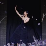 Miriam Yeung Chin-Wah Instagram - 沉澱了一天，遲來的感謝 人生的下半場正式開始，感謝過去，的確有千言萬語想分享，也只能盡在不言中，想說的已經在我的作品中表達了。My Tree of Live 就是人生下半場的一個序幕，半百時光飛逝，但每1分每1秒都充滿回憶和意義，能夠在自己選擇的路上戰戰兢兢地走着，是幸福的。感謝音樂加持了我的人生，感謝每一位愛我的人，感謝我的知遇，感謝我的過去，很想做一些有意義的事。音樂是充滿愛的，也是非常大的能量，希望大家也會緊記着活着的美好。我們有心跳，就有希望，困難的時候緊記着，自己可以拯救自己，千萬不可以放棄自己，要好好愛惜自己，要堅信所有低潮的日子總有一天會過去。 同時亦感謝每一位到來生日限定音樂會的群英們，也感謝所有在線上登記了的歌迷們，很抱歉因為場地人數未能所有會員可以一起參與，但你們的祝福和心意我全部收到了。 最後感謝一班盡心盡力在我身後支持著我的團隊，很多製作人員、台燈聲、導演組、VJ、Key Art 設計、妝髪服團隊、公司同事們等等…謝謝你們與我一同迎接這個下半場的開始。永遠有下一次的，期待下一次的家庭聚會。 I love you all 💜 Make up: @lingchan_makeup _makeup Hair: @hairby_cooney Outfit:@carolinaherrera @joycehk Jewelry: @vann_jewellery #joycehk #carolinaherrera #楊千嬅MEETYOUATTHEHALFWAY #MIRIAMMINICONCERT生日限定