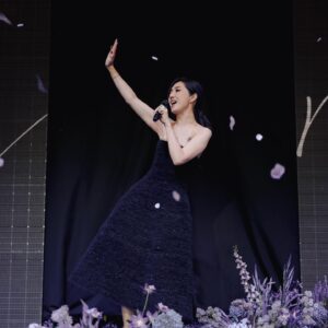 Miriam Yeung Chin-Wah Instagram - 沉澱了一天，遲來的感謝
人生的下半場正式開始，感謝過去，的確有千言萬語想分享，也只能盡在不言中，想說的已經在我的作品中表達了。My Tree of Live 就是人生下半場的一個序幕，半百時光飛逝，但每1分每1秒都充滿回憶和意義，能夠在自己選擇的路上戰戰兢兢地走着，是幸福的。感謝音樂加持了我的人生，感謝每一位愛我的人，感謝我的知遇，感謝我的過去，很想做一些有意義的事。音樂是充滿愛的，也是非常大的能量，希望大家也會緊記着活着的美好。我們有心跳，就有希望，困難的時候緊記着，自己可以拯救自己，千萬不可以放棄自己，要好好愛惜自己，要堅信所有低潮的日子總有一天會過去。

同時亦感謝每一位到來生日限定音樂會的群英們，也感謝所有在線上登記了的歌迷們，很抱歉因為場地人數未能所有會員可以一起參與，但你們的祝福和心意我全部收到了。

最後感謝一班盡心盡力在我身後支持著我的團隊，很多製作人員、台燈聲、導演組、VJ、Key Art 設計、妝髪服團隊、公司同事們等等…謝謝你們與我一同迎接這個下半場的開始。永遠有下一次的，期待下一次的家庭聚會。
I love you all 💜

Make up: @lingchan_makeup _makeup
Hair: @hairby_cooney 
Outfit:@carolinaherrera @joycehk
Jewelry:  @vann_jewellery

#joycehk
#carolinaherrera 
#楊千嬅MEETYOUATTHEHALFWAY 
#MIRIAMMINICONCERT生日限定
