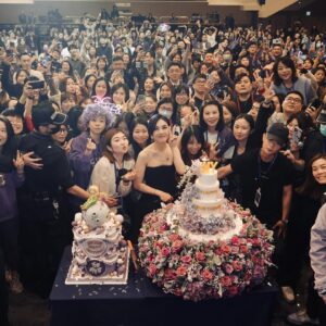 Miriam Yeung Chin-Wah Instagram - 沉澱了一天，遲來的感謝
人生的下半場正式開始，感謝過去，的確有千言萬語想分享，也只能盡在不言中，想說的已經在我的作品中表達了。My Tree of Live 就是人生下半場的一個序幕，半百時光飛逝，但每1分每1秒都充滿回憶和意義，能夠在自己選擇的路上戰戰兢兢地走着，是幸福的。感謝音樂加持了我的人生，感謝每一位愛我的人，感謝我的知遇，感謝我的過去，很想做一些有意義的事。音樂是充滿愛的，也是非常大的能量，希望大家也會緊記着活着的美好。我們有心跳，就有希望，困難的時候緊記着，自己可以拯救自己，千萬不可以放棄自己，要好好愛惜自己，要堅信所有低潮的日子總有一天會過去。

同時亦感謝每一位到來生日限定音樂會的群英們，也感謝所有在線上登記了的歌迷們，很抱歉因為場地人數未能所有會員可以一起參與，但你們的祝福和心意我全部收到了。

最後感謝一班盡心盡力在我身後支持著我的團隊，很多製作人員、台燈聲、導演組、VJ、Key Art 設計、妝髪服團隊、公司同事們等等…謝謝你們與我一同迎接這個下半場的開始。永遠有下一次的，期待下一次的家庭聚會。
I love you all 💜

Make up: @lingchan_makeup _makeup
Hair: @hairby_cooney 
Outfit:@carolinaherrera @joycehk
Jewelry:  @vann_jewellery

#joycehk
#carolinaherrera 
#楊千嬅MEETYOUATTHEHALFWAY 
#MIRIAMMINICONCERT生日限定