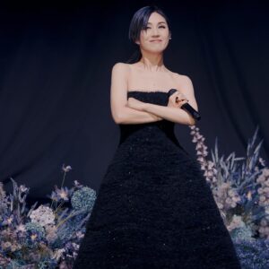 Miriam Yeung Chin-Wah Instagram - 沉澱了一天，遲來的感謝
人生的下半場正式開始，感謝過去，的確有千言萬語想分享，也只能盡在不言中，想說的已經在我的作品中表達了。My Tree of Live 就是人生下半場的一個序幕，半百時光飛逝，但每1分每1秒都充滿回憶和意義，能夠在自己選擇的路上戰戰兢兢地走着，是幸福的。感謝音樂加持了我的人生，感謝每一位愛我的人，感謝我的知遇，感謝我的過去，很想做一些有意義的事。音樂是充滿愛的，也是非常大的能量，希望大家也會緊記着活着的美好。我們有心跳，就有希望，困難的時候緊記着，自己可以拯救自己，千萬不可以放棄自己，要好好愛惜自己，要堅信所有低潮的日子總有一天會過去。

同時亦感謝每一位到來生日限定音樂會的群英們，也感謝所有在線上登記了的歌迷們，很抱歉因為場地人數未能所有會員可以一起參與，但你們的祝福和心意我全部收到了。

最後感謝一班盡心盡力在我身後支持著我的團隊，很多製作人員、台燈聲、導演組、VJ、Key Art 設計、妝髪服團隊、公司同事們等等…謝謝你們與我一同迎接這個下半場的開始。永遠有下一次的，期待下一次的家庭聚會。
I love you all 💜

Make up: @lingchan_makeup _makeup
Hair: @hairby_cooney 
Outfit:@carolinaherrera @joycehk
Jewelry:  @vann_jewellery

#joycehk
#carolinaherrera 
#楊千嬅MEETYOUATTHEHALFWAY 
#MIRIAMMINICONCERT生日限定