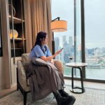 Miriam Yeung Chin-Wah Instagram - 今年過了一個很溫暖的聖誕節🎄雖然短短十天遊歷了又冷又熱的天氣，但那種溫度是來自人與人之間的距離，還有音樂與成長過程的關係💜一年快要過去，突然有點不捨，那種久違了的不捨。 我真正活出了 My Tree of LIFE🎄的感覺🌟 2023 我很滿足和開心 還有事情可慶祝 繼續 Be humble Be minor 👩🏻‍🎤 Merry Christmas 💜